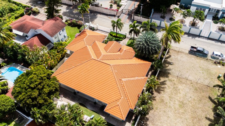 Toni Kunchi - Villa met appartement en prachtige groene tuin