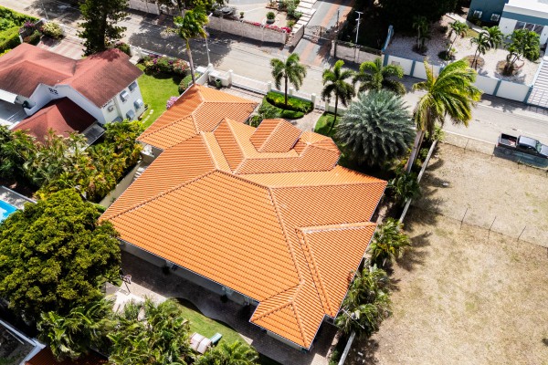 Toni Kunchi - Villa met appartement en prachtige groene tuin