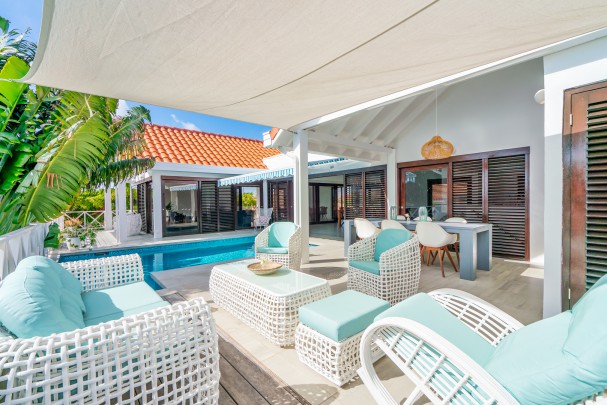 Ruime tropen villa met zwembad te koop in luxe woonwijk